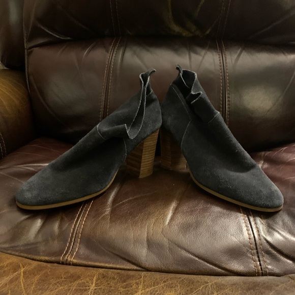 Vintage Crown Navy Suede Chunk Heel Booties - Picture 5 of 7